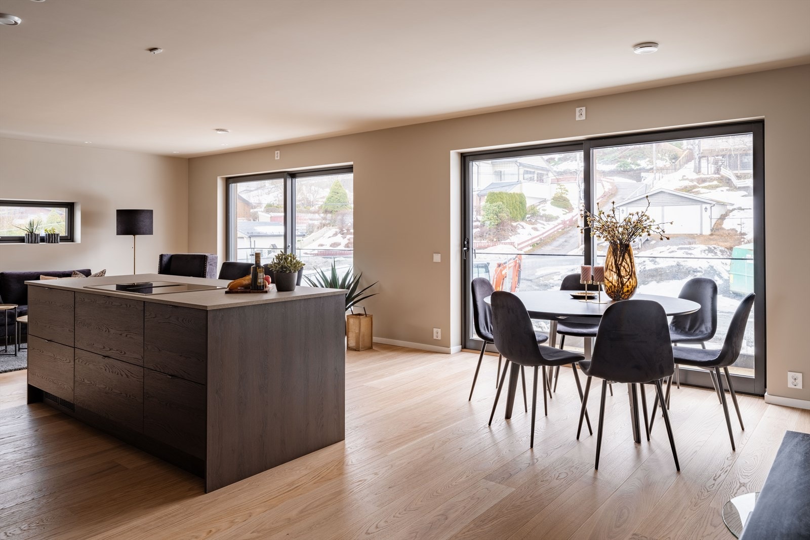 I boligens 2.etasje finner du en stor og fin åpen stue/kjøkken sone med adkomst til balkong. Galleribilde