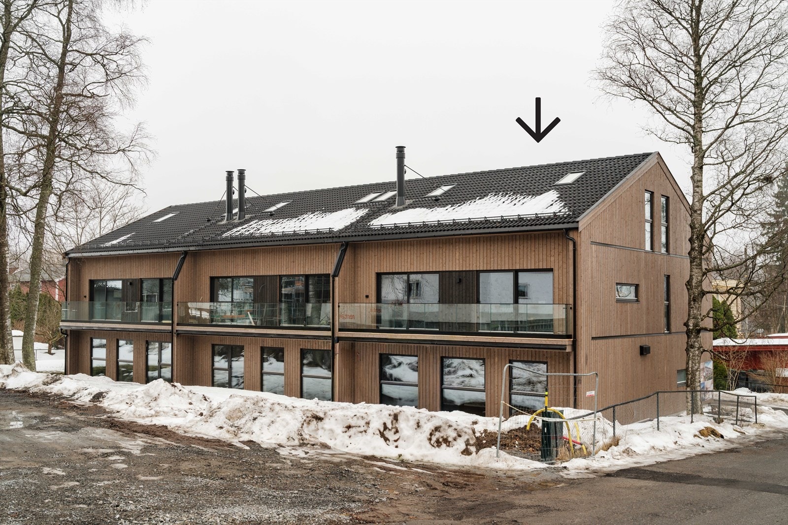 Enheten er 1 av 3 stk i rekken og med god intern beliggenhet. Herfra er det enkel tilkomst til garasjen. Galleribilde