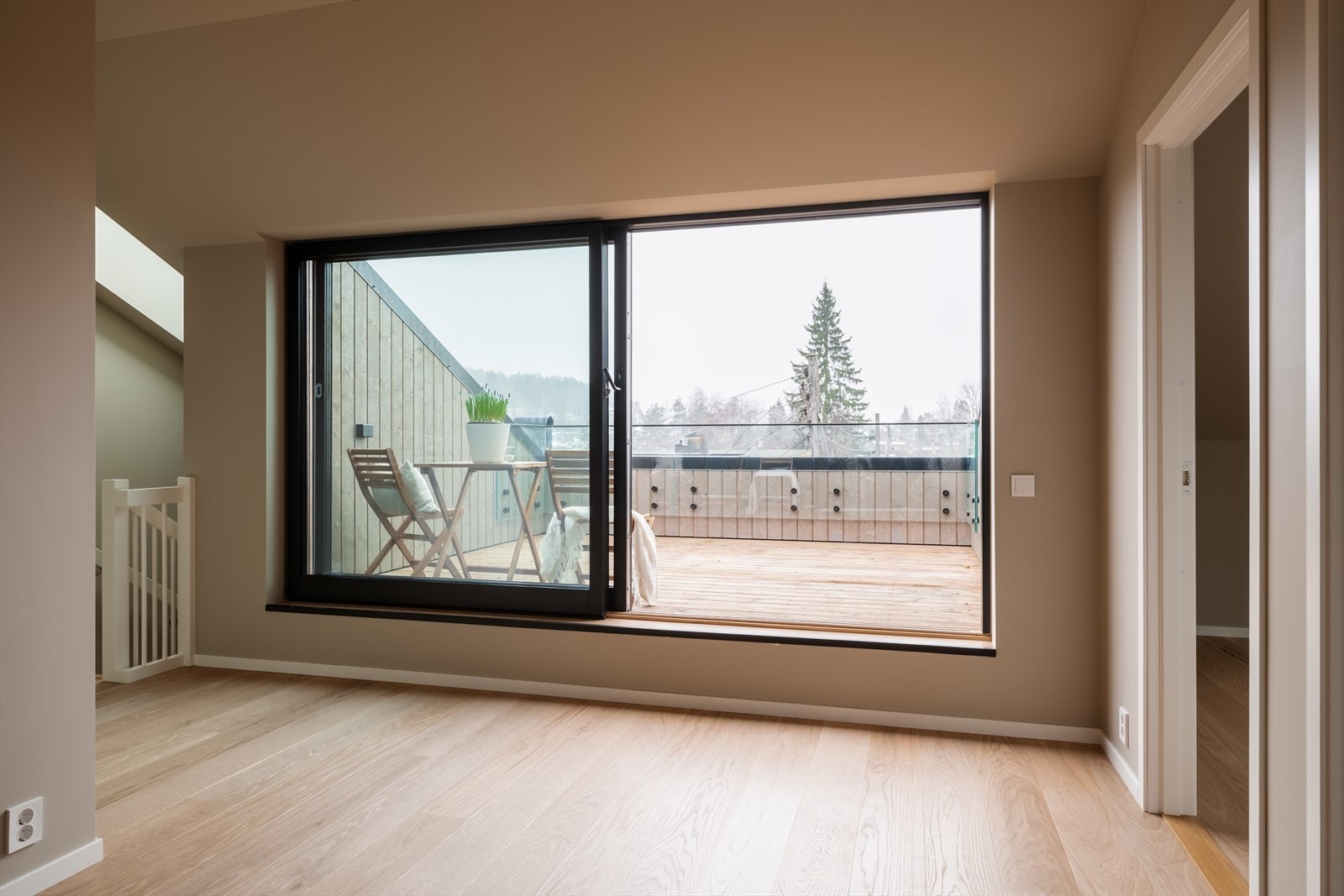 I øverste etasje finner vi en loftstue som er ytterlig som avdeling for barn eller ungdommen i huset. Galleribilde