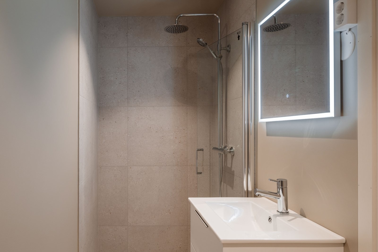 Badet i første etasjen er komplett - med servant, dusj, toalett og opplegg for vaskemaskin. Galleribilde