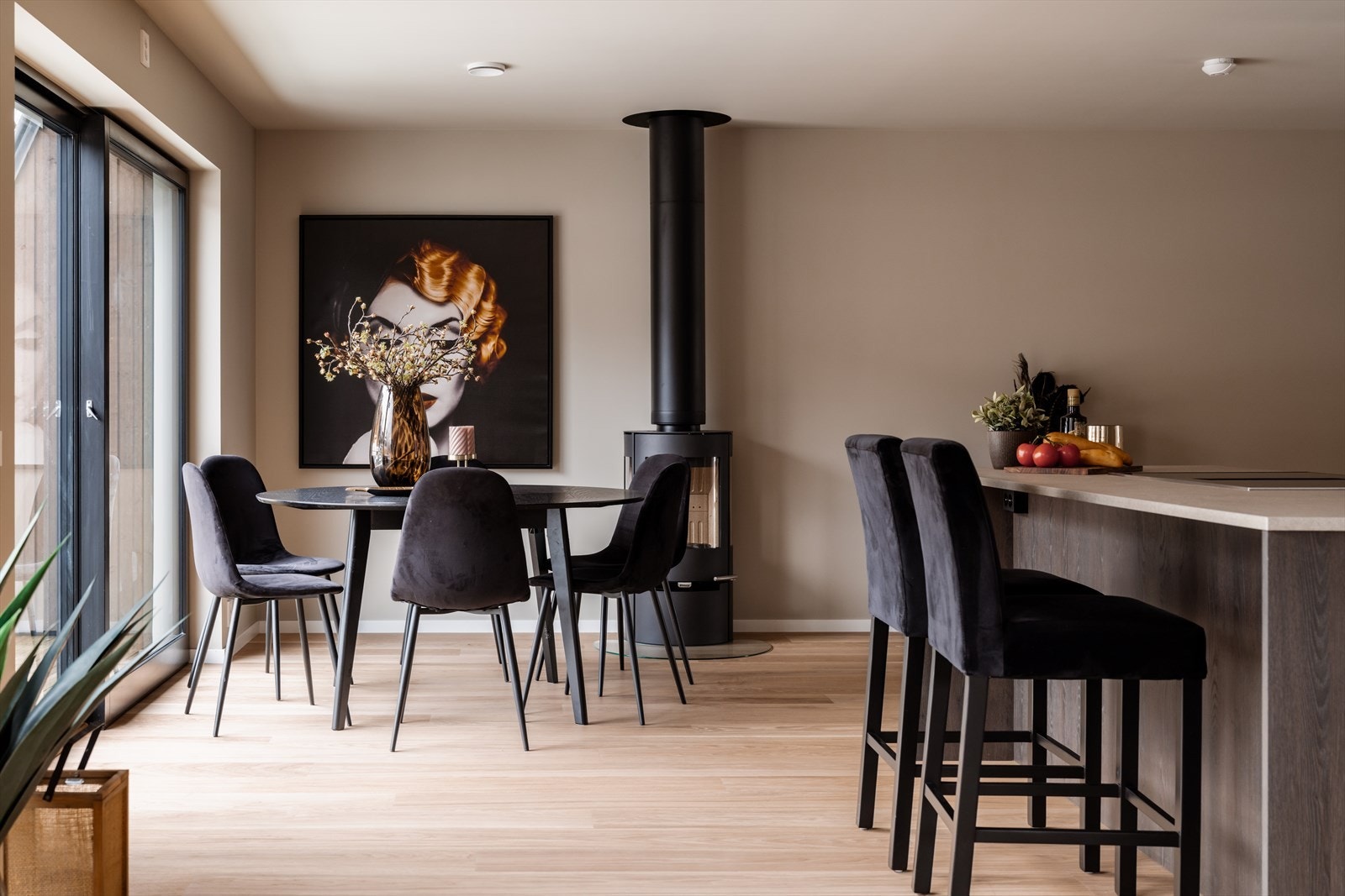 I tilknytning til kjøkkenet vil det være naturlig å plassere et spisebord eller langbord. Galleribilde