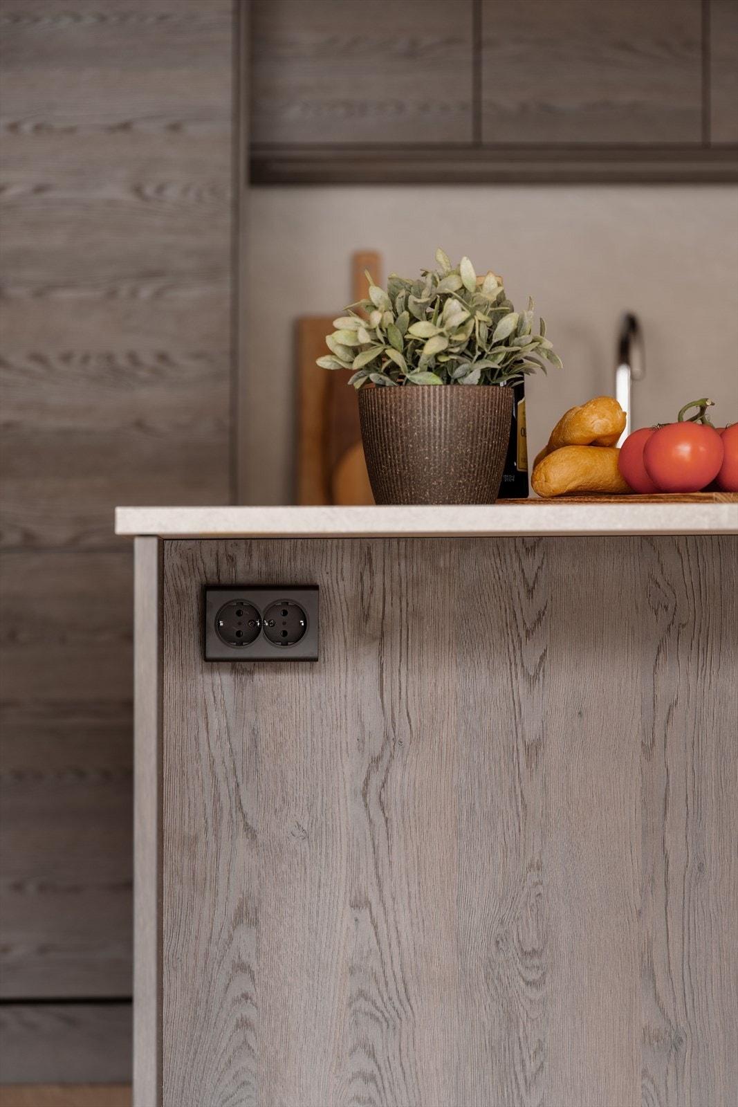 Detaljer som svarte stikkontakt integrert i øyen gjør hverdagen enklere. Galleribilde