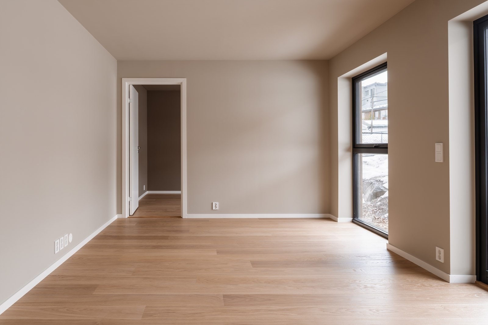 I første etasje finner vi entré, stue, bad, 1 soverom og garasje. Galleribilde