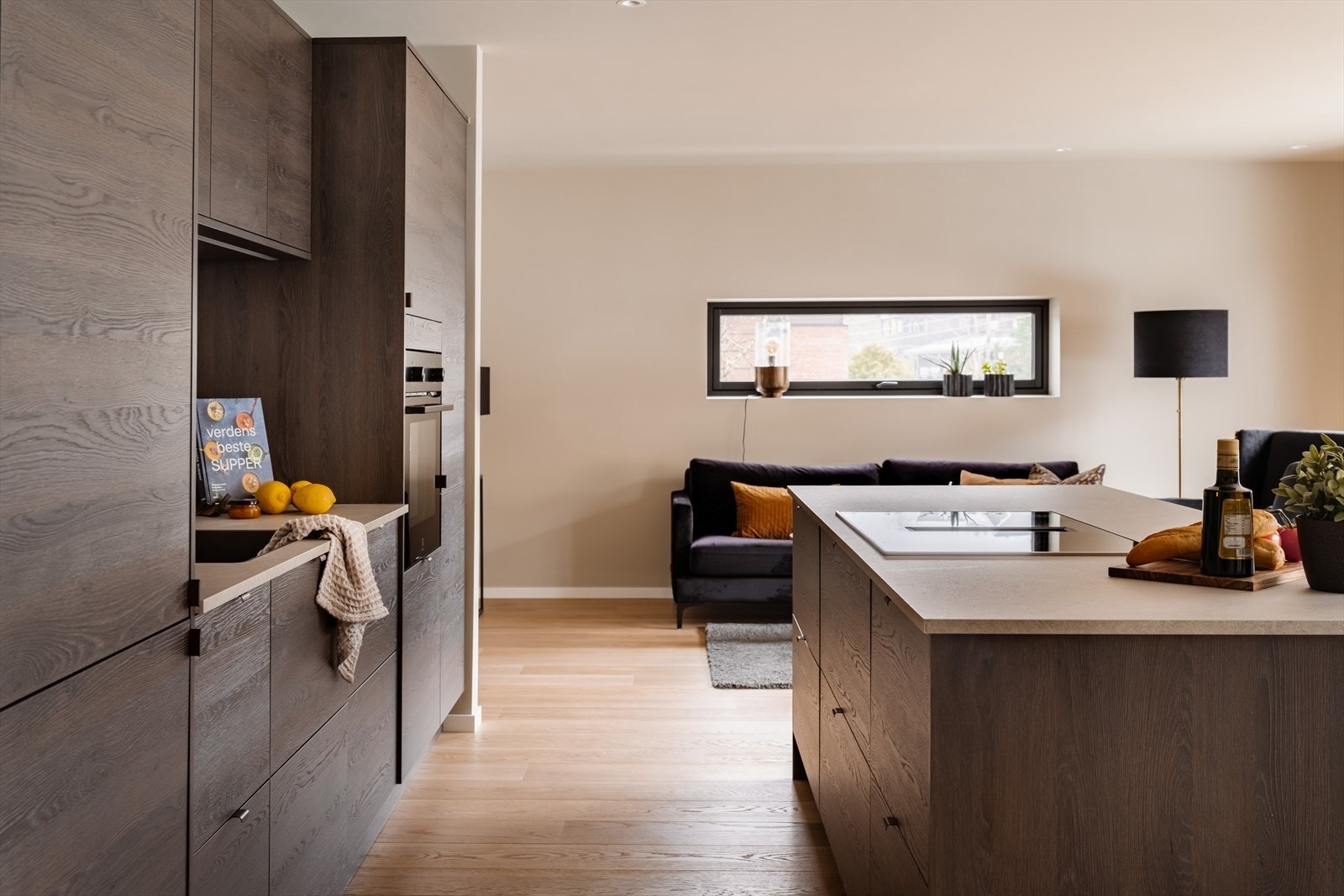 Kjøkken leveres fra Strai med integrerte hvitevarer. Galleribilde