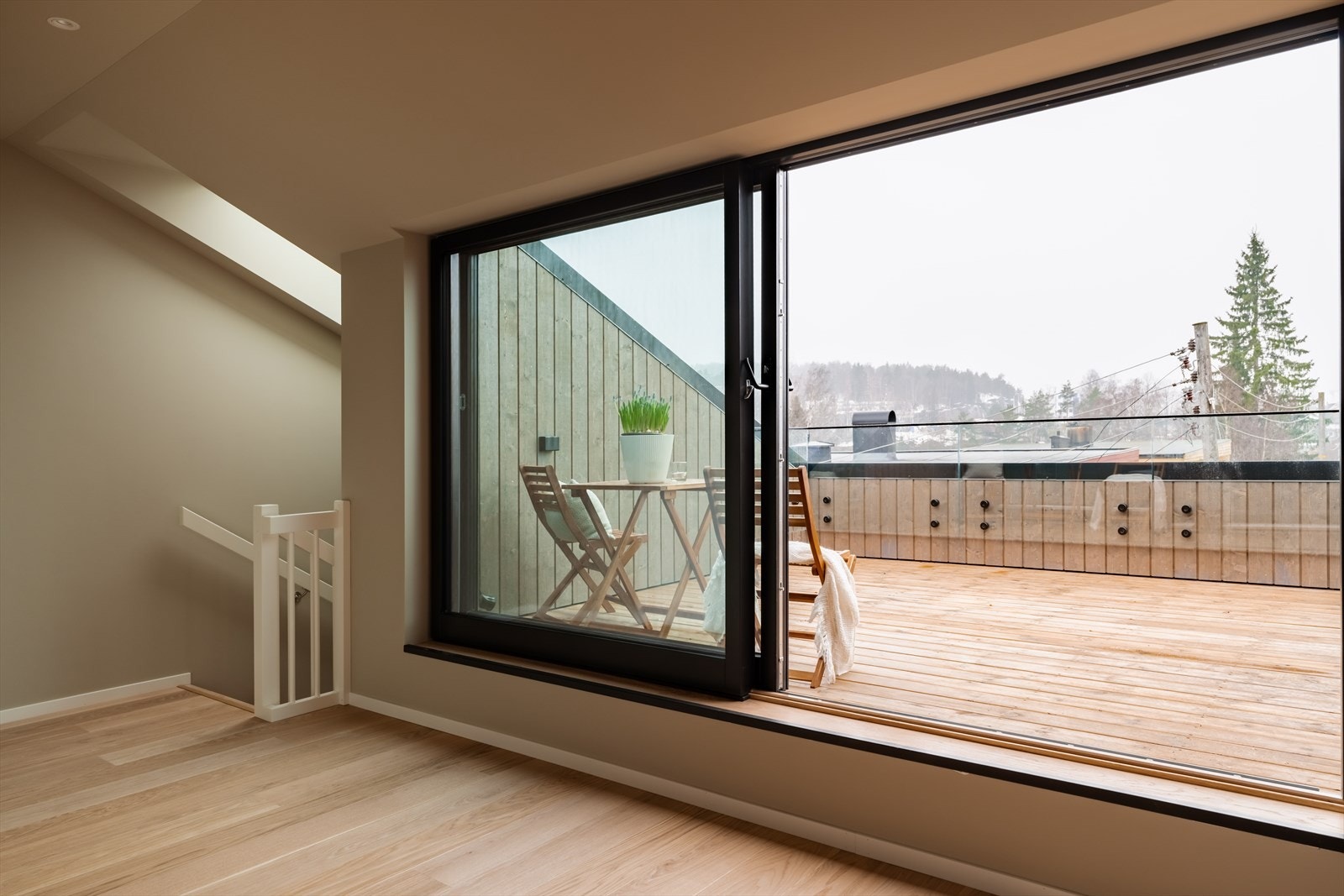 Her har du flott utsikt og kveldsol. Denne terrassen byr på mange fine kvelder med familie eller venner. Galleribilde