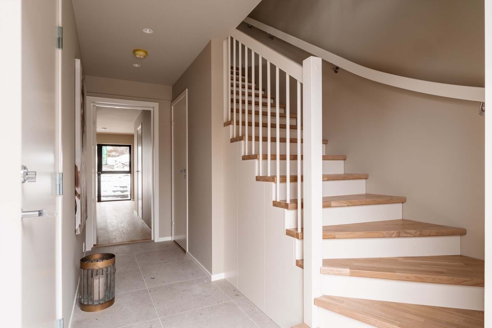 Boligen har ikke hybel i dag, men det er lagt opp til mulighet for hybel i 1.etasje. Hybel er tiltenkt som en integrert del av hovedboligen, med intern adkomst. Her vil det eventuelt være naturlig å dele av med vegg og dør inn til hybelen. Galleribilde