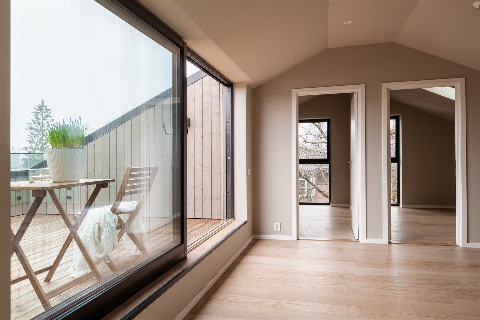 Begge soveromme er romslige og byr på oppbevaringsmuligheter i knevegger, slik som loftstuen. Galleribilde