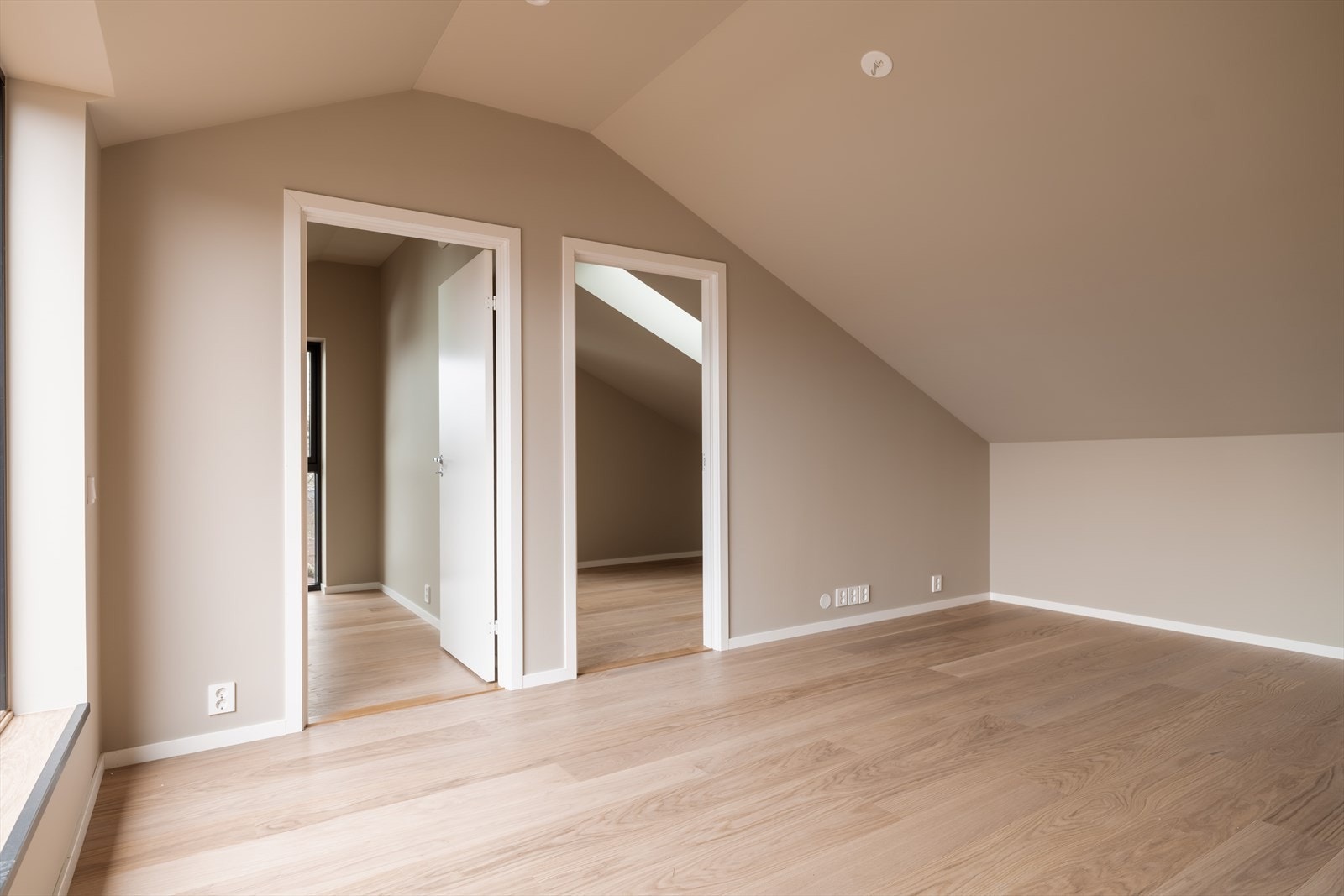 Loftstue - med adkomst til 2 soverom og bad. Galleribilde