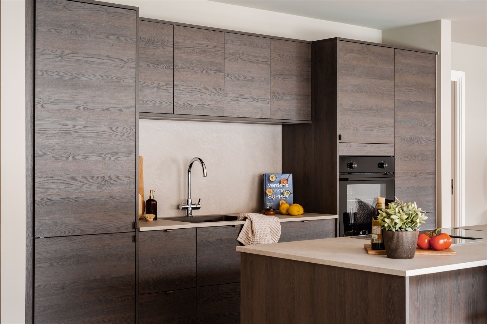 Kjøkkenet har en eksklusiv brun utførelse. Galleribilde