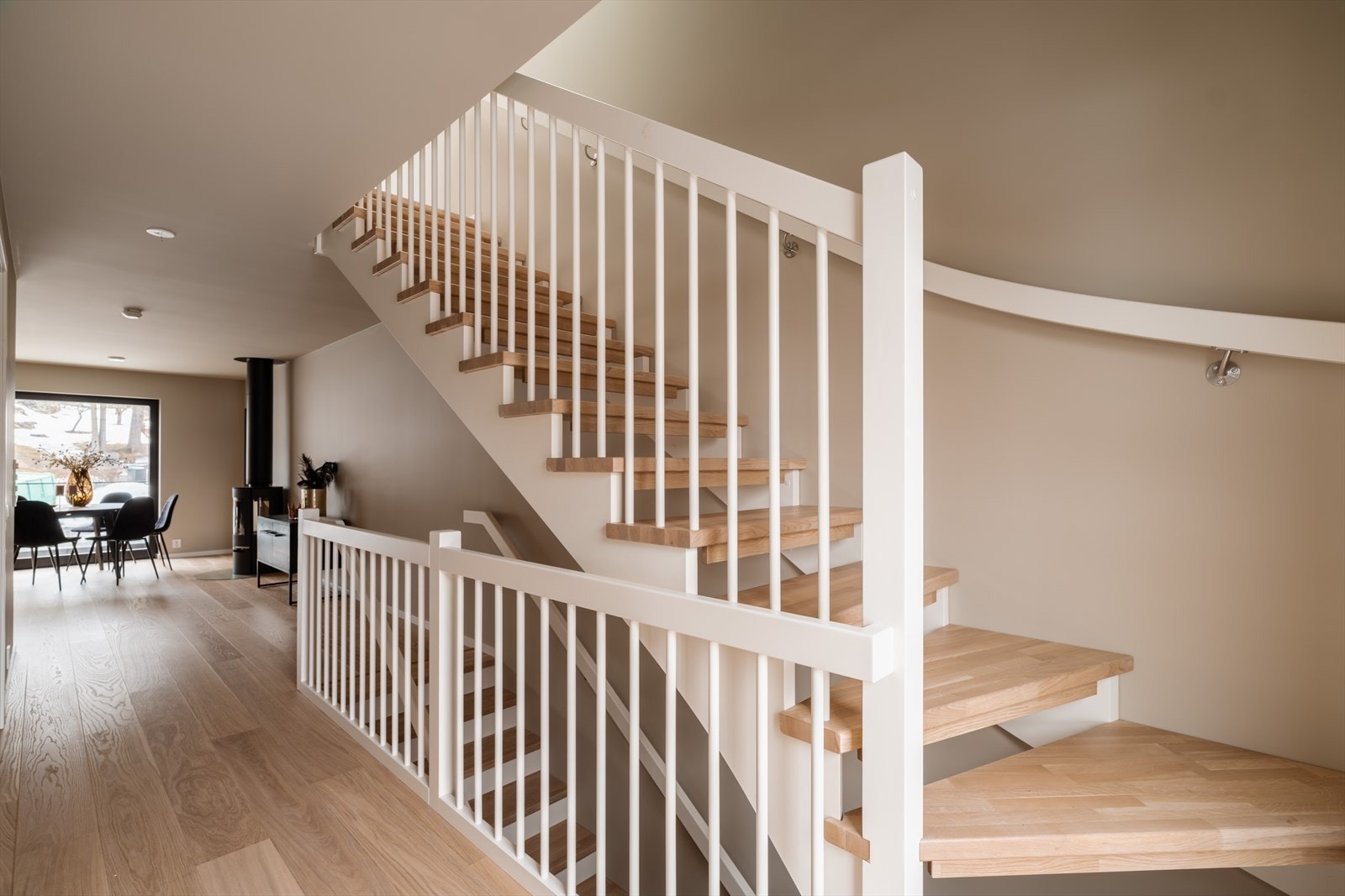 Trappegang mellom etasjene er hvit med eike trinn. Galleribilde