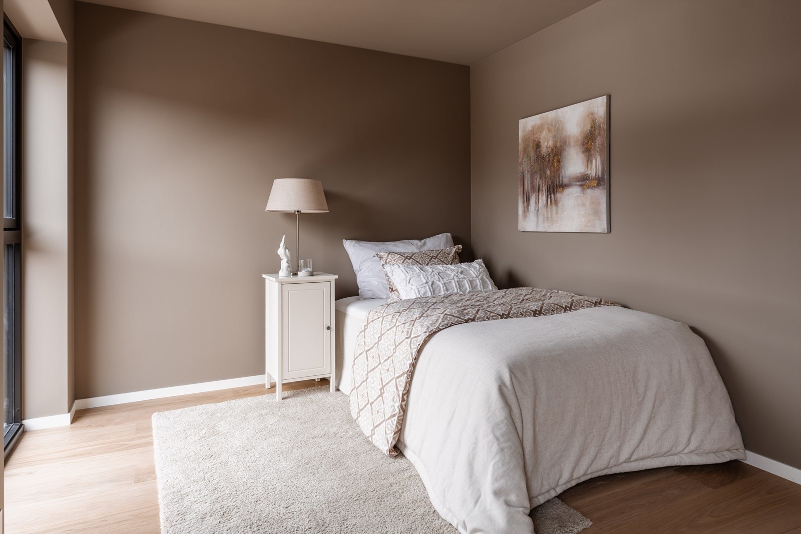 Soverom 2 (2.etasje) - Gjennomgående i boligen er det innvendige gulv belagt med 1-stavs parkett. Galleribilde