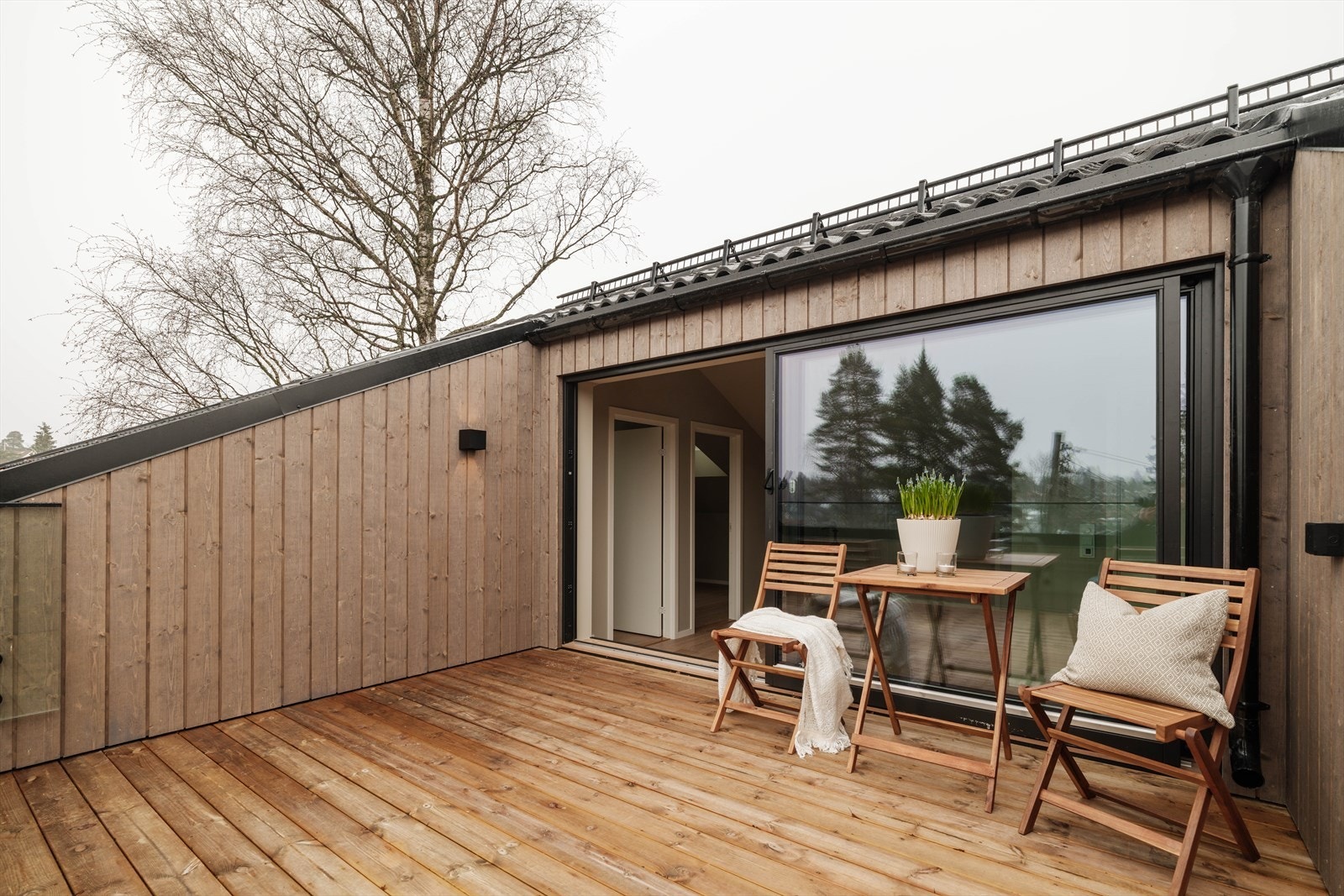 Her får du uteplasser på flere plan, med balkong i 2.etasje og takterrasse i 3.etg. Her får du både solrike kvelder og hyggelig utsikt. Galleribilde