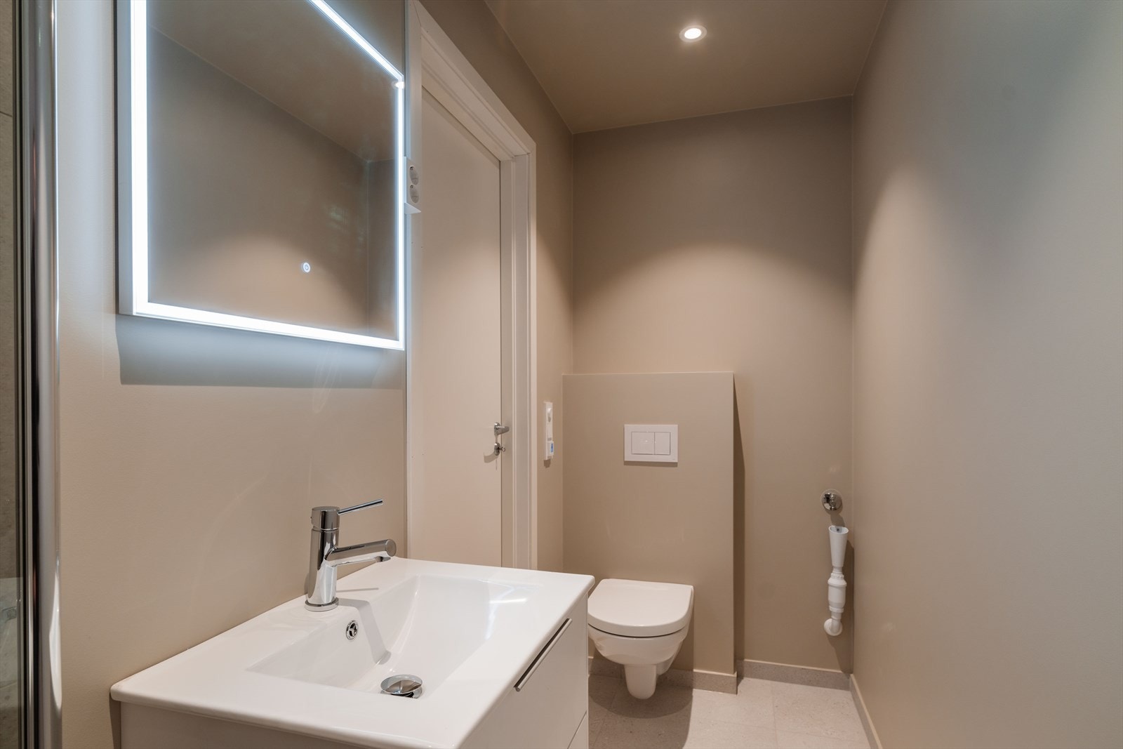 Bad, teknisk rom og vaskerom leveres med fliser fra Flisekompaniet. Galleribilde