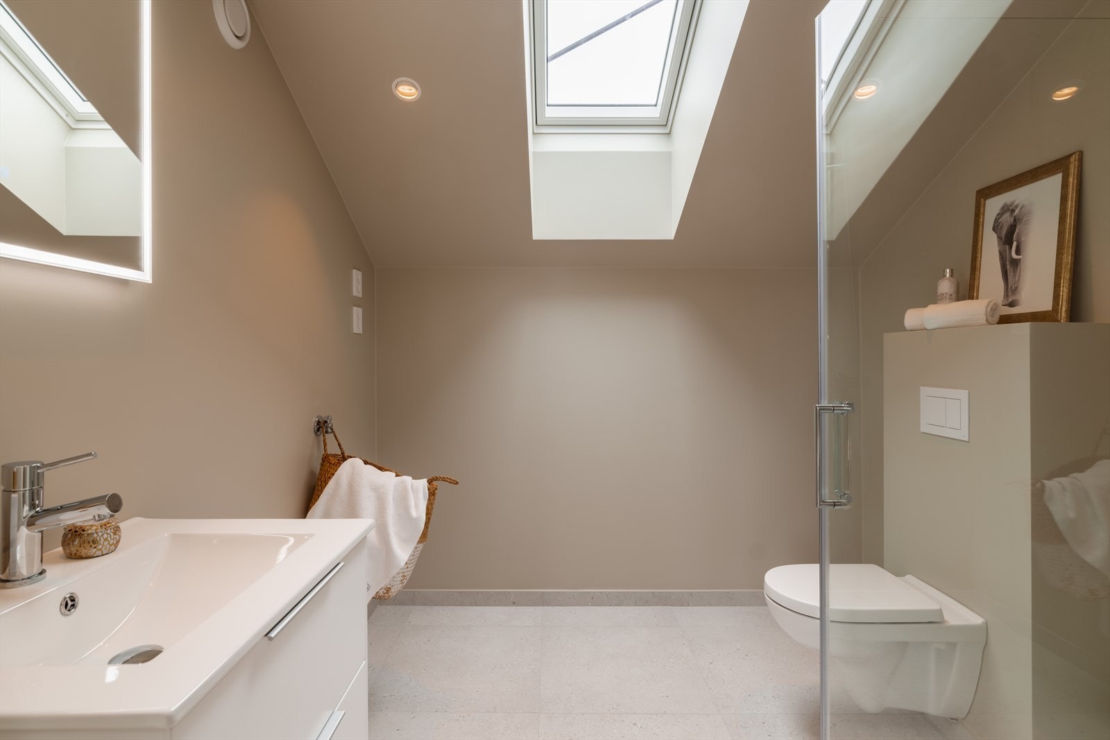 Bad i 3.etasje. Her har du opplegg for vaskemaskin, samt innredning og fliser av samme utførelse som de øvrige badene. Galleribilde