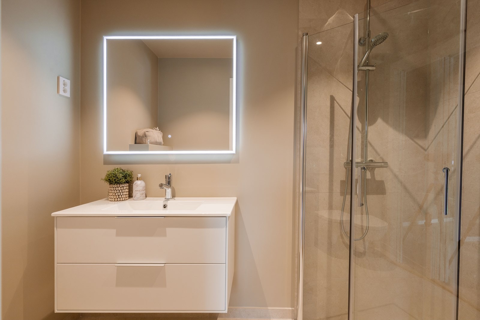 Badene leveres med fliser fra Flisekompaniet og baderomsinnredning Rowan fra Korsbakken. Alle badene har samme utførsel. Galleribilde