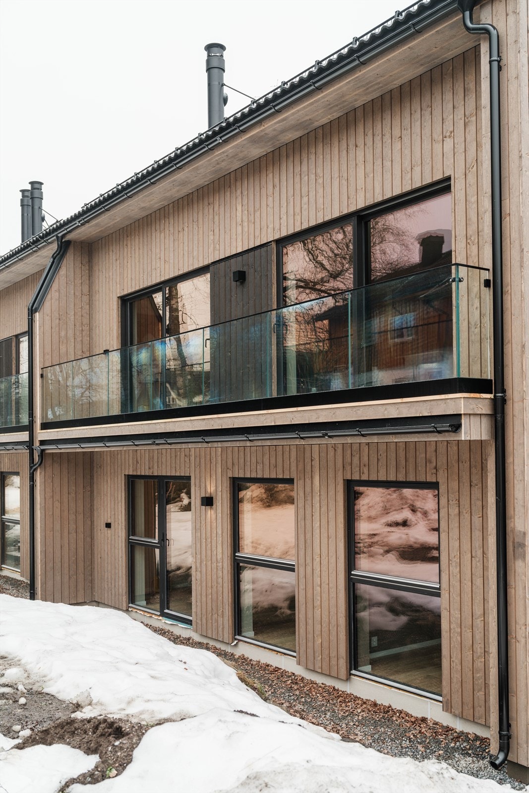 Balkong i 2.etasje har fått et lekkert glassrekkverk med stolper i syrefast stål. Galleribilde