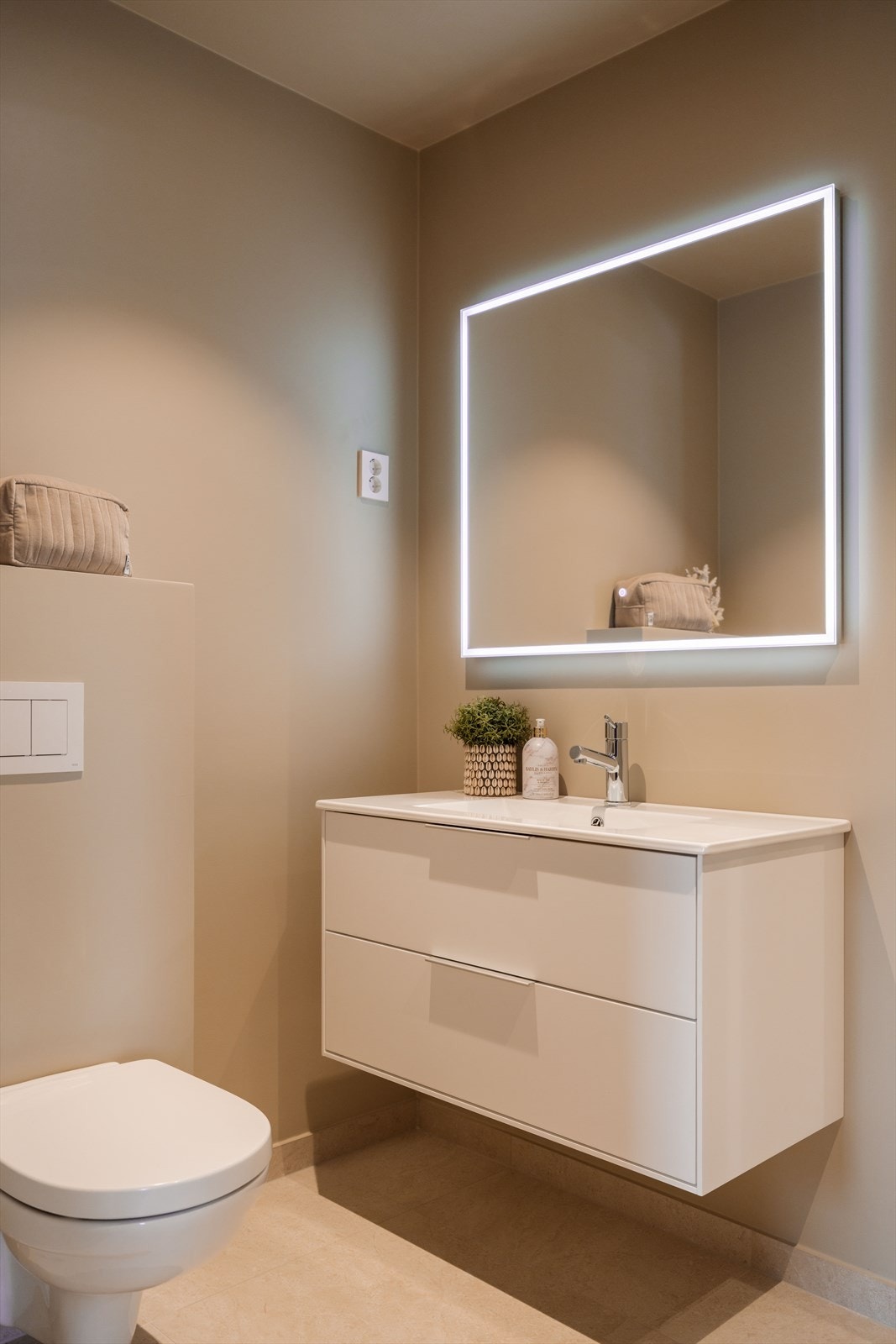 Boligen har gjennomgående høy standar, med moderne og gjennomførte valg. Her får du lyse overflater og tidsriktige materialvalg igjennom hele boligen. Galleribilde