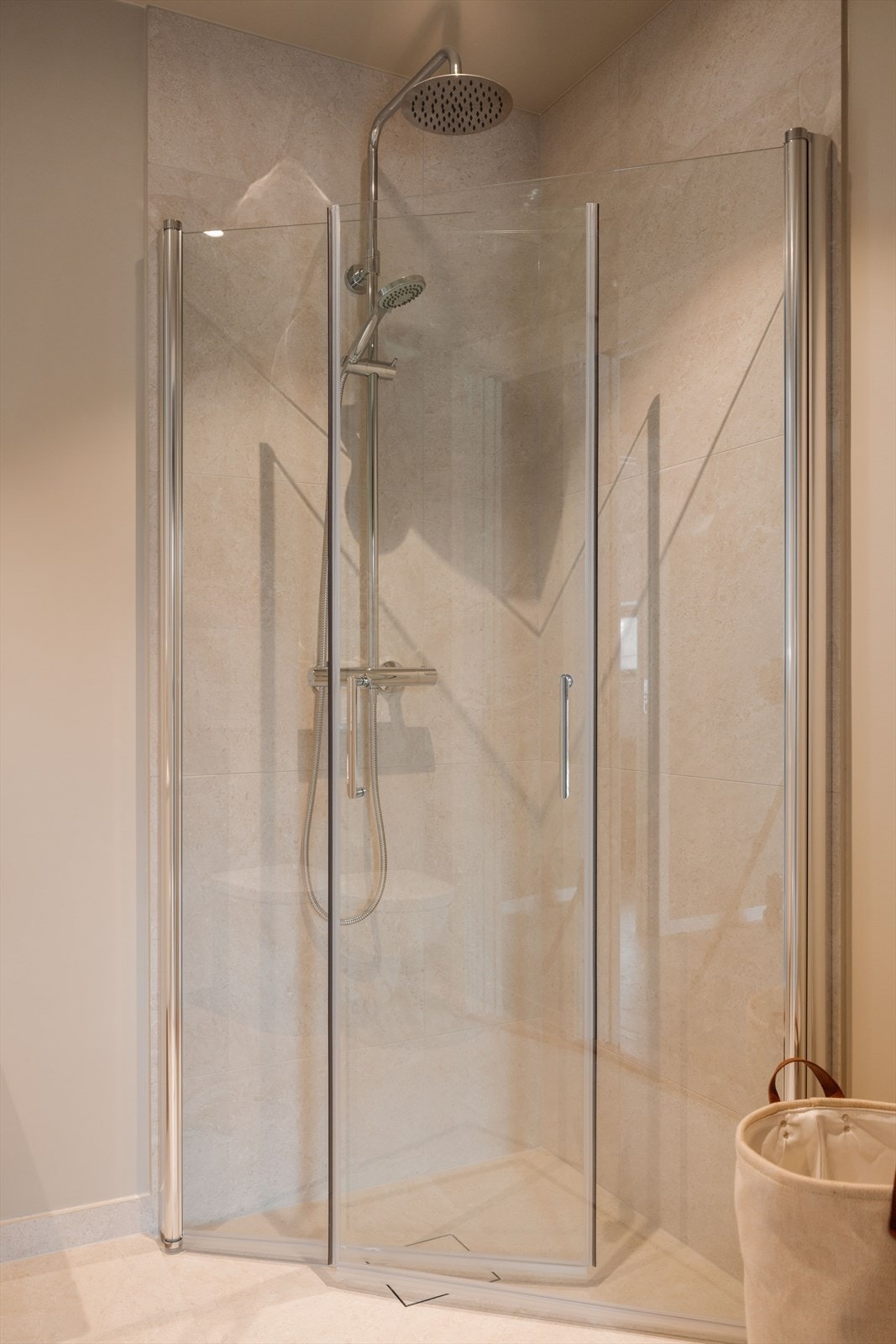 De byr alle på moderne og tidløse materialer. Galleribilde