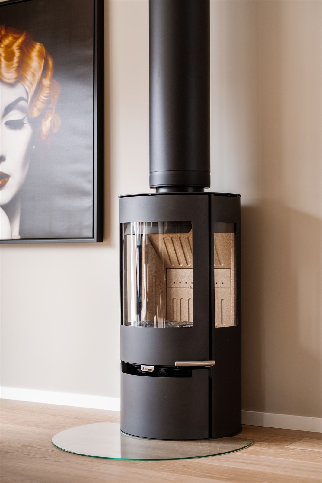 I denne sonen finner du en lekker peis som både varmer og gir en god atmosfære. Galleribilde