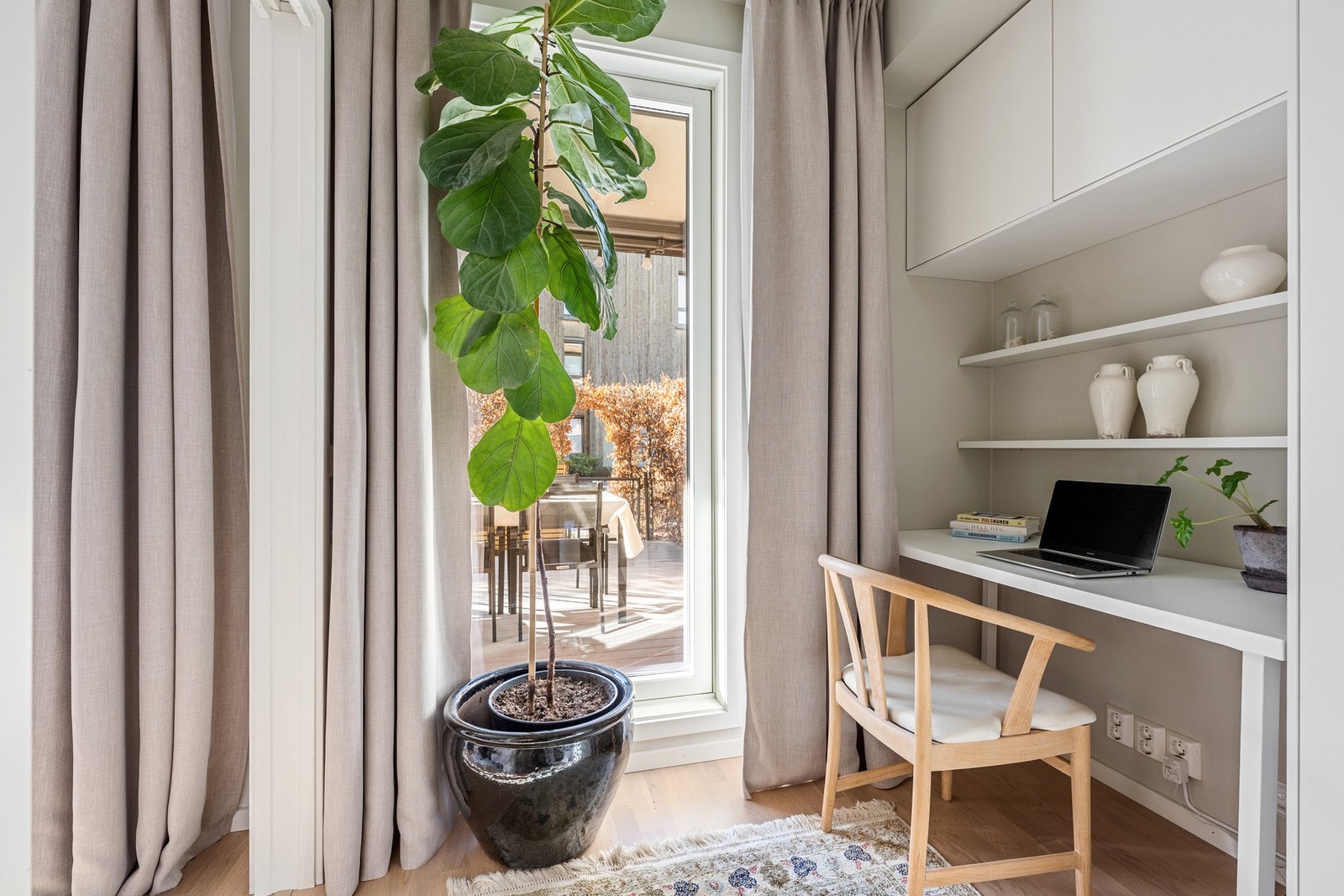 Hyllene over kontorplassen har skjult oppheng og er fra HTH Galleribilde