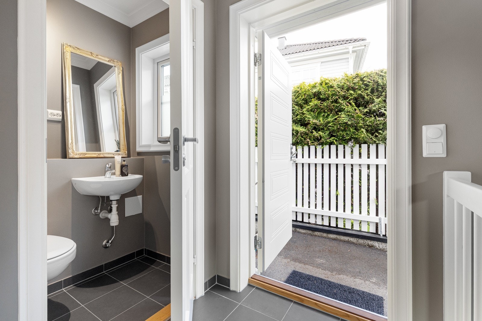 Fra entréen er det dør inn til gjestetoalett Galleribilde