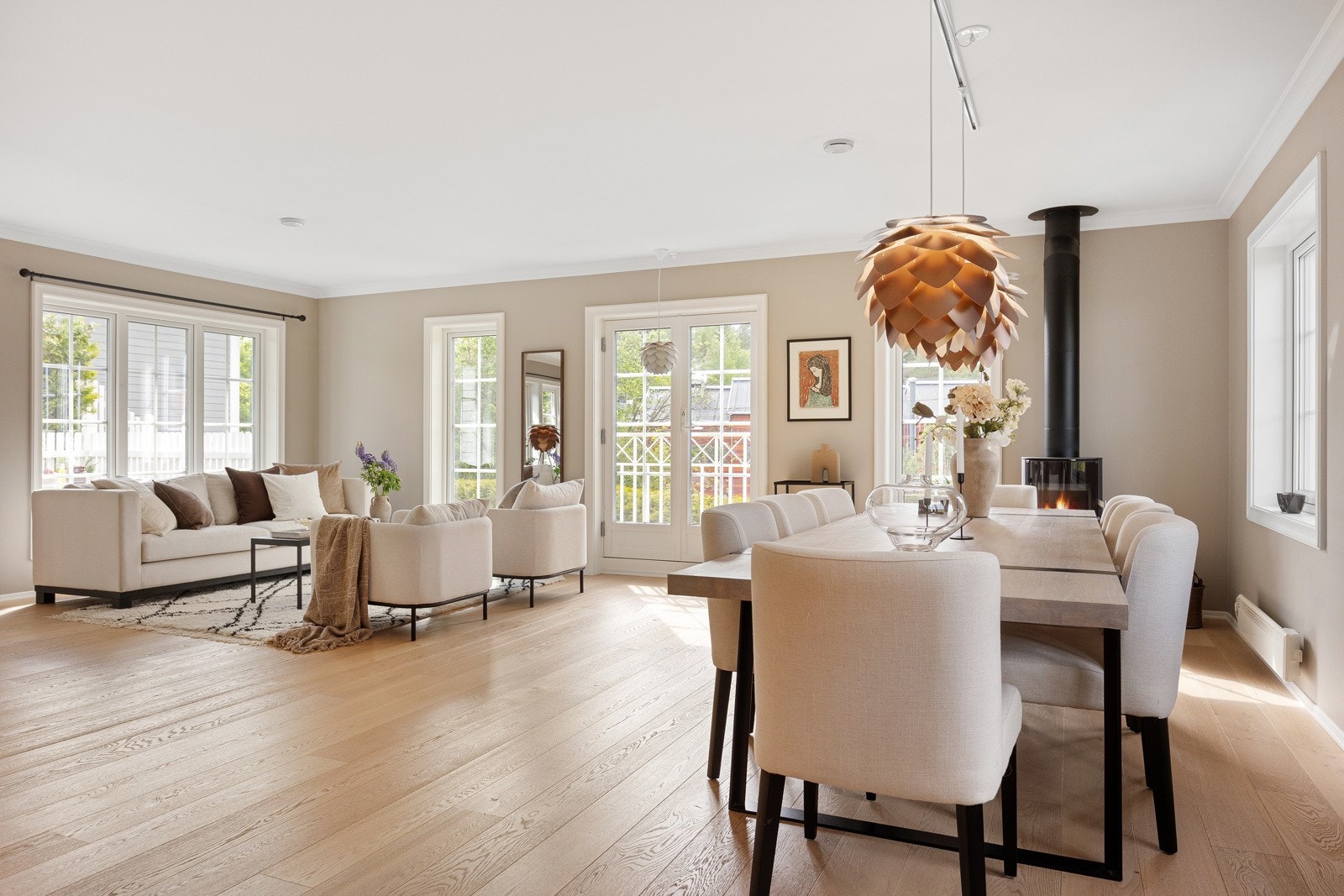 Stuen har store vindusflater som gir godt naturlig lys Galleribilde