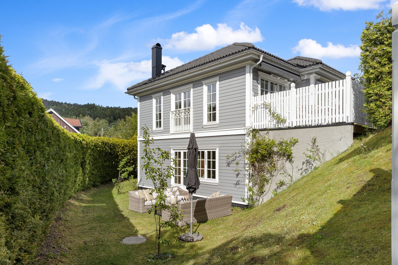 Boligen ligger tilbaketrukket til i barnevennlige omgivelser Galleribilde