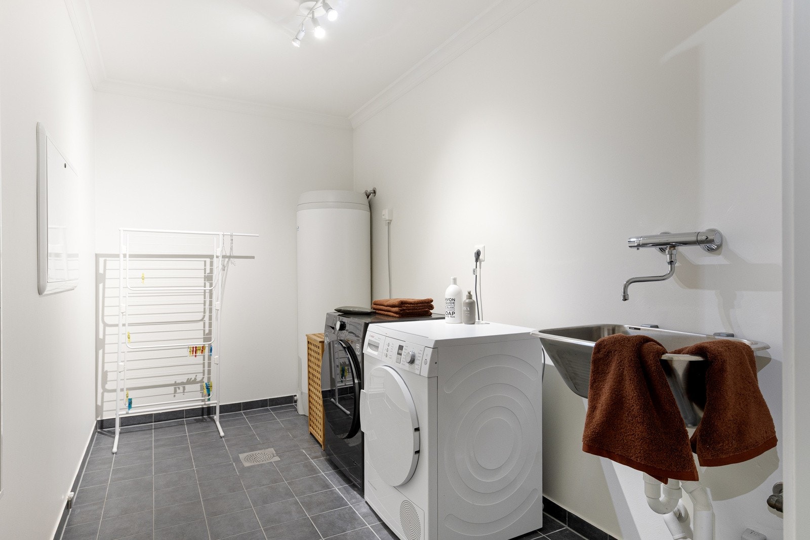 Praktisk vaskerom i kjeller Galleribilde