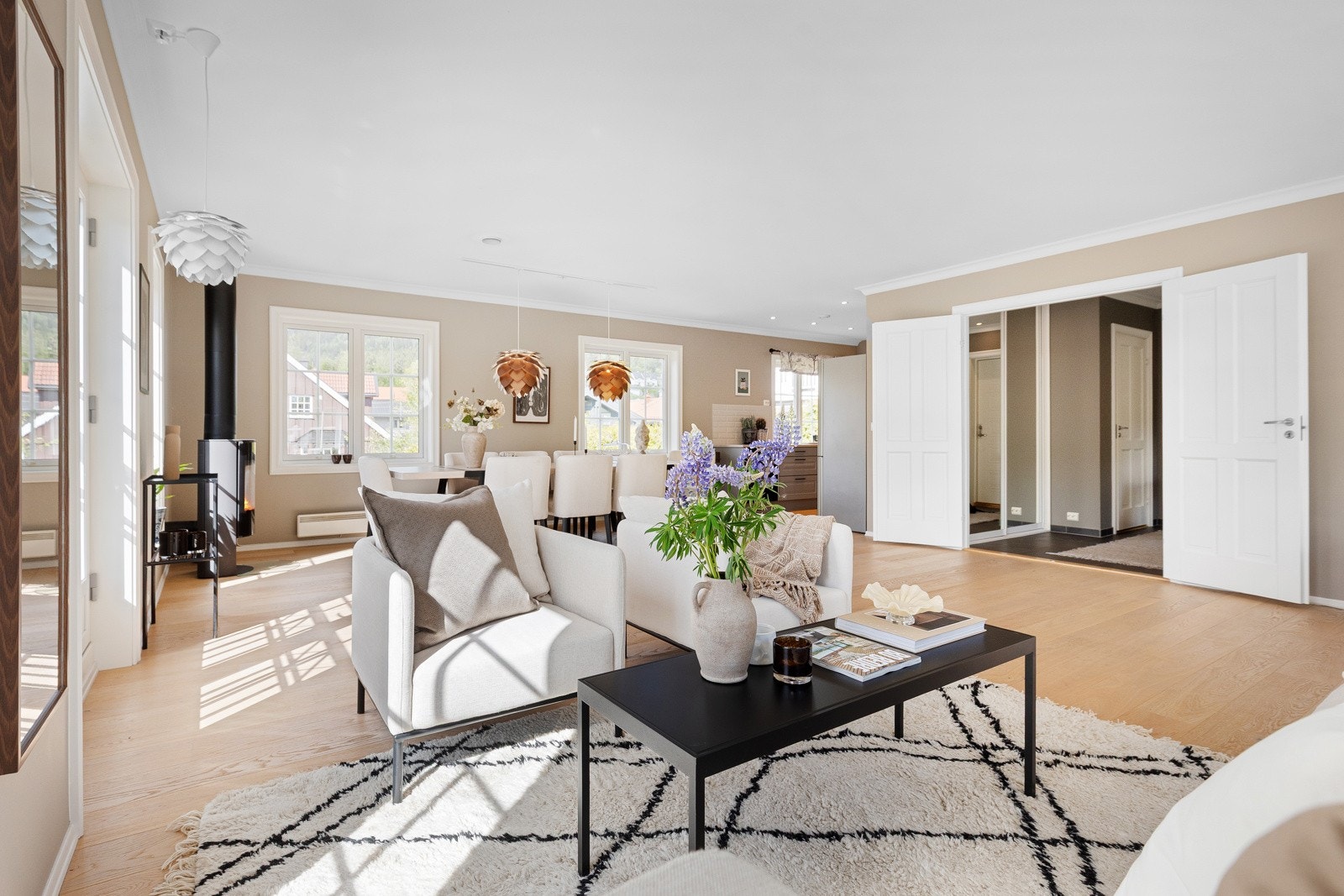 Lys og romslig stue med åpen kjøkkenløsning Galleribilde