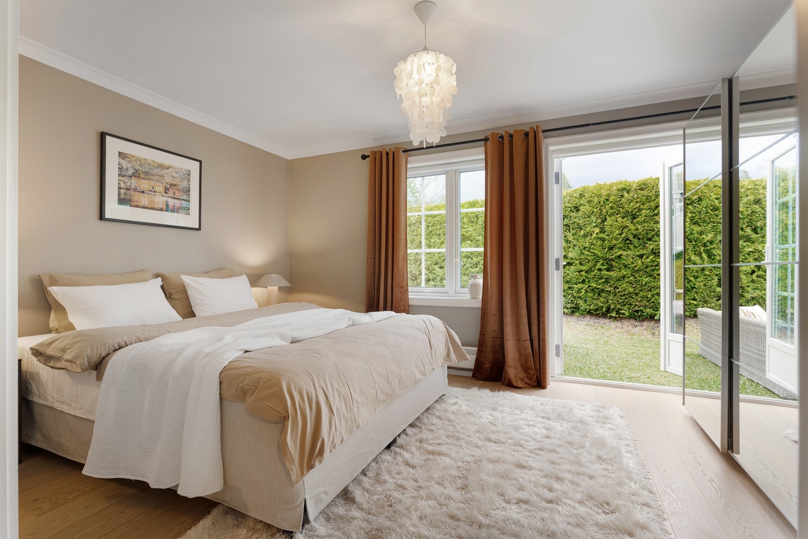 Romslig hovedsoverom med utgang til hagen Galleribilde