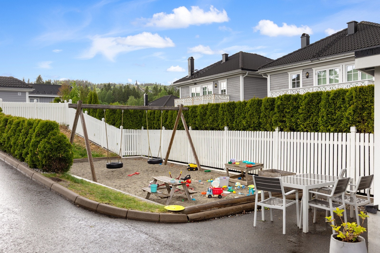 Felles lekeplass mellom sameierne i Skogryggveien 16 og 18 Galleribilde