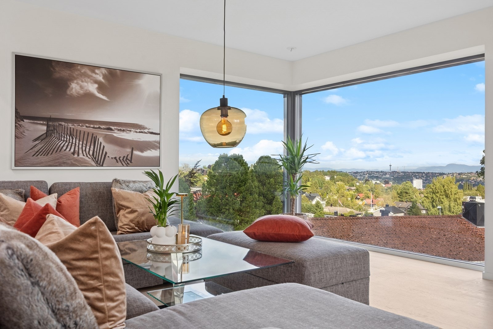 Stuen har store vindusflater som gir en formidabel utsikt og flott lysinnslipp. Det er montert utvendige screens på alle vindu i 2.etg. Galleribilde