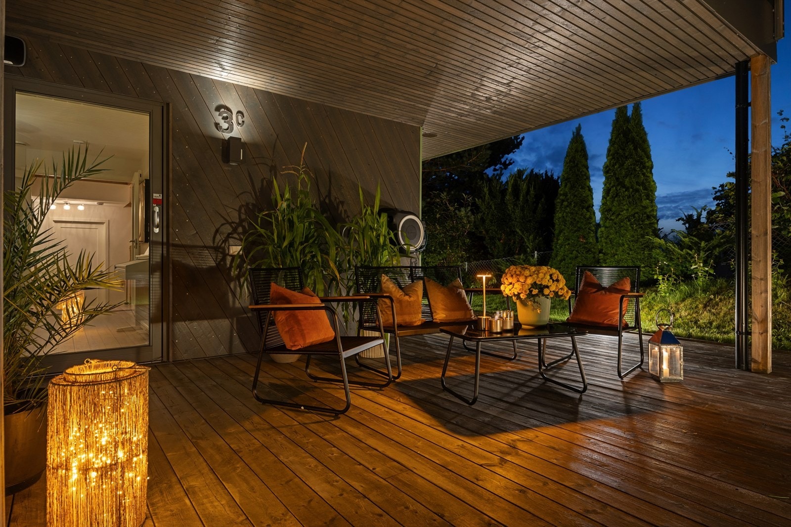 Direkte tilgang til overbygd terrasse på 28 kvm og fellesområder fra stue i 1.etg og hovedinngang. Her kan sommerkveldene nytes. Galleribilde