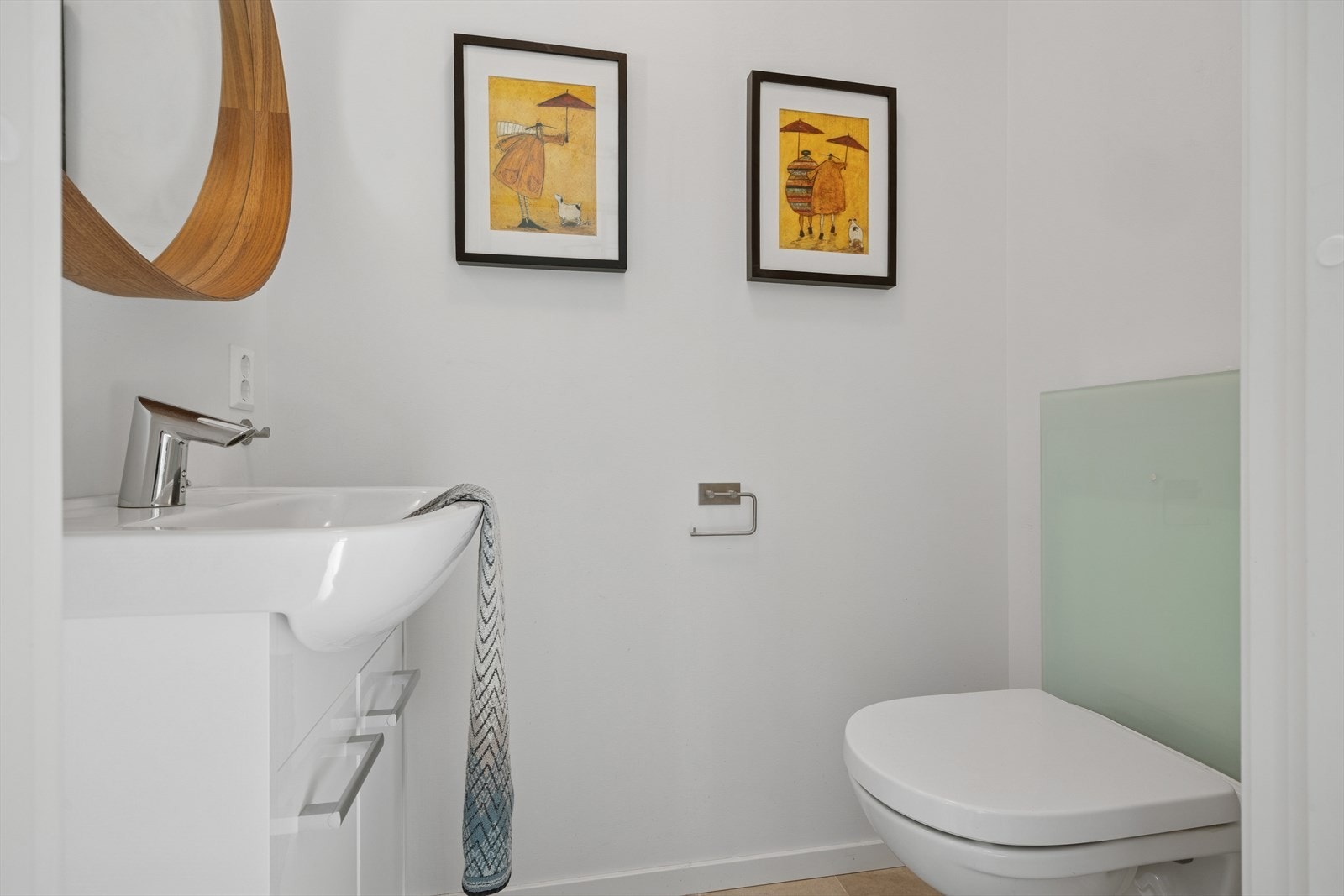 Ett av boligens 3 toaletter. Fra entré er det praktisk inngang til toalettrom med servant. Galleribilde