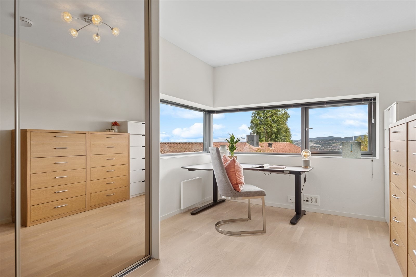 Hjemmekontor med utsikt. Etasjen har to soverom av god størrelse, hhv 11,4 kvm og 12,4 kvm, som vender mot rolig hageområde. Garderobe fra kvalitetsleverandøren Langlo. Galleribilde