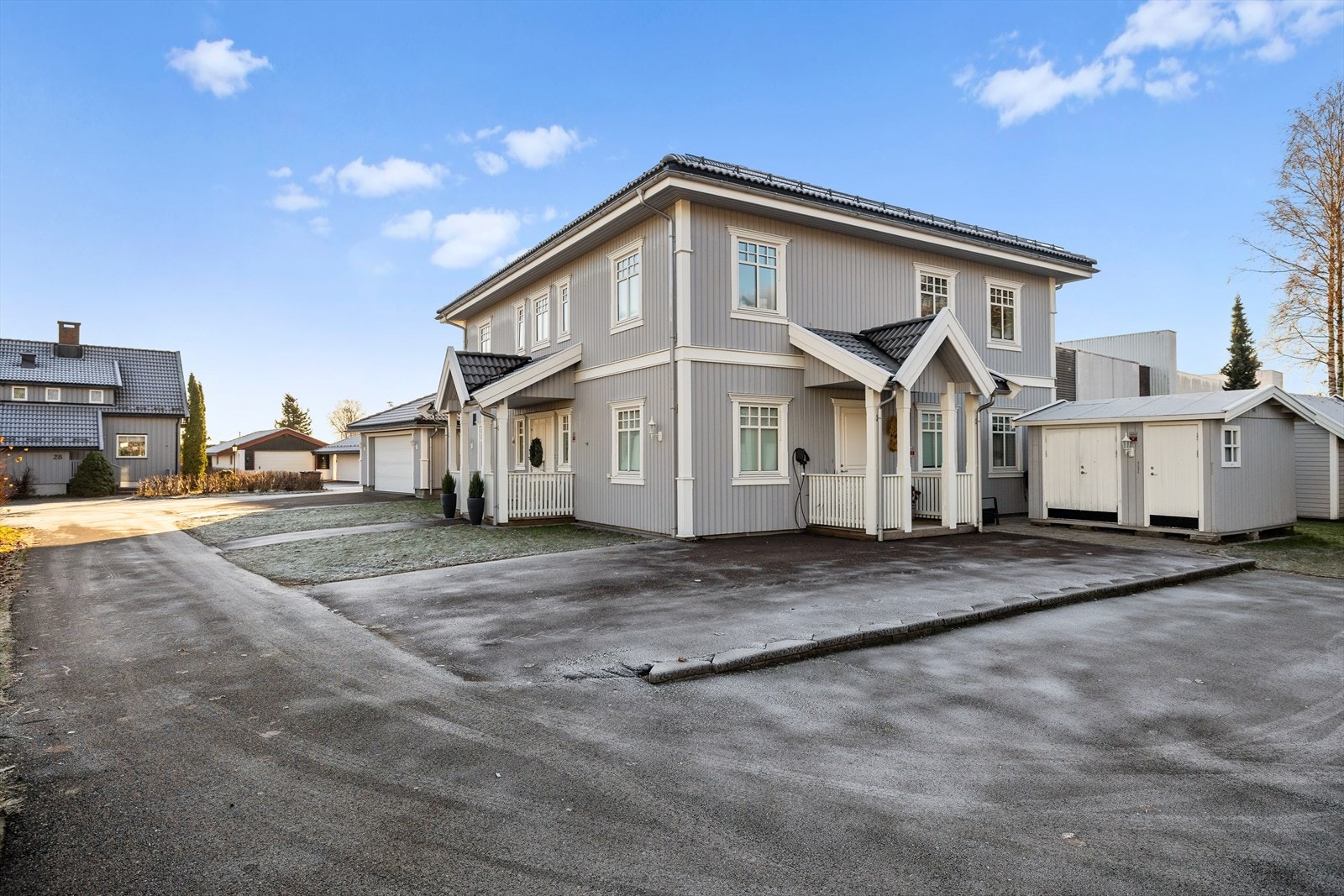 Hybelen har egen inngang på siden av boligen, noe som gir en privat og praktisk adkomst for både beboere og eventuelle leietakere. Det er god biloppstillingsplass, med plass til 2-3 biler. Her har du egen el-billader og sykkelbod. Galleribilde