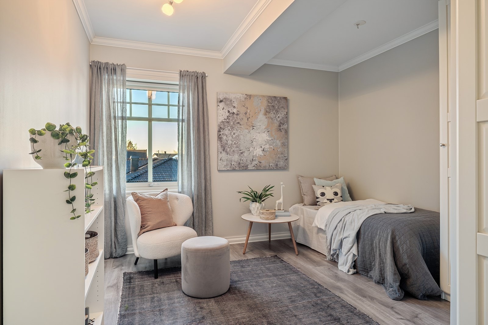 Dette soverommet er et lyst og hyggelig rom som egner seg perfekt som et koselig barnerom - et sted hvor både lek og hvile får gode rammer. Galleribilde