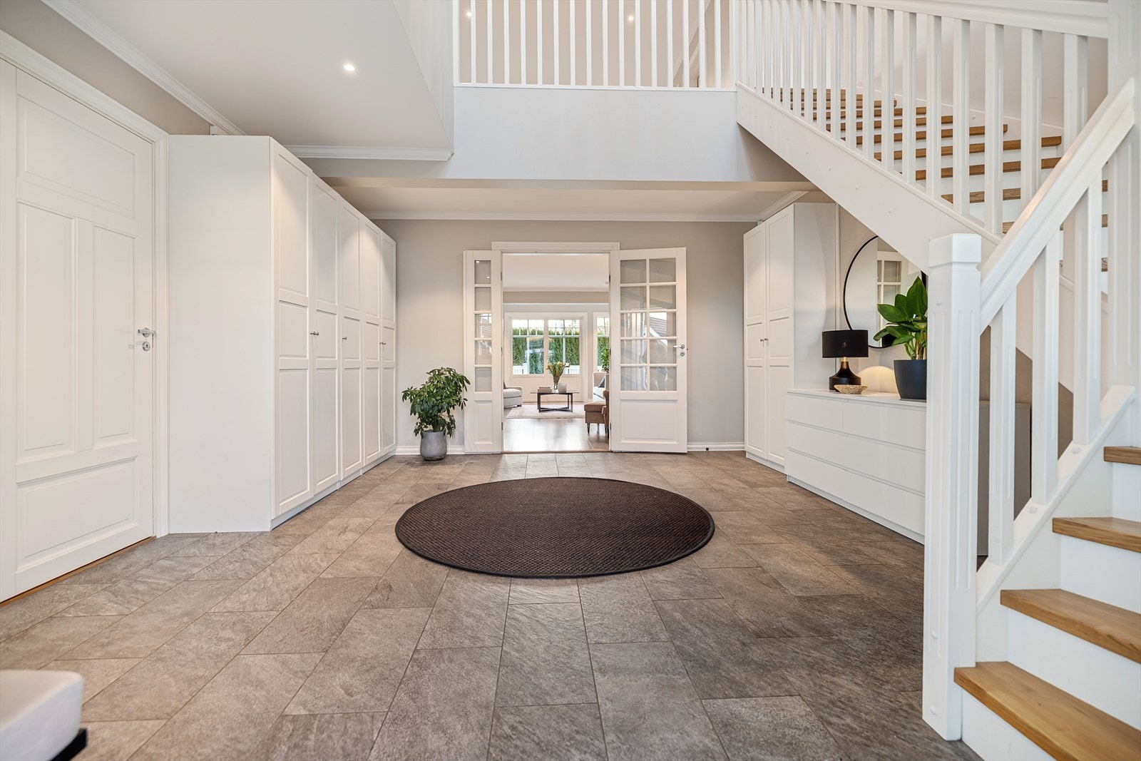 Når du åpner inngangsdøren, møtes du av en stor, herskapelig og imponerende hall med utsøkt takhøyde. Her får du umiddelbart følelsen av rom, eleganse og kvalitet. Galleribilde