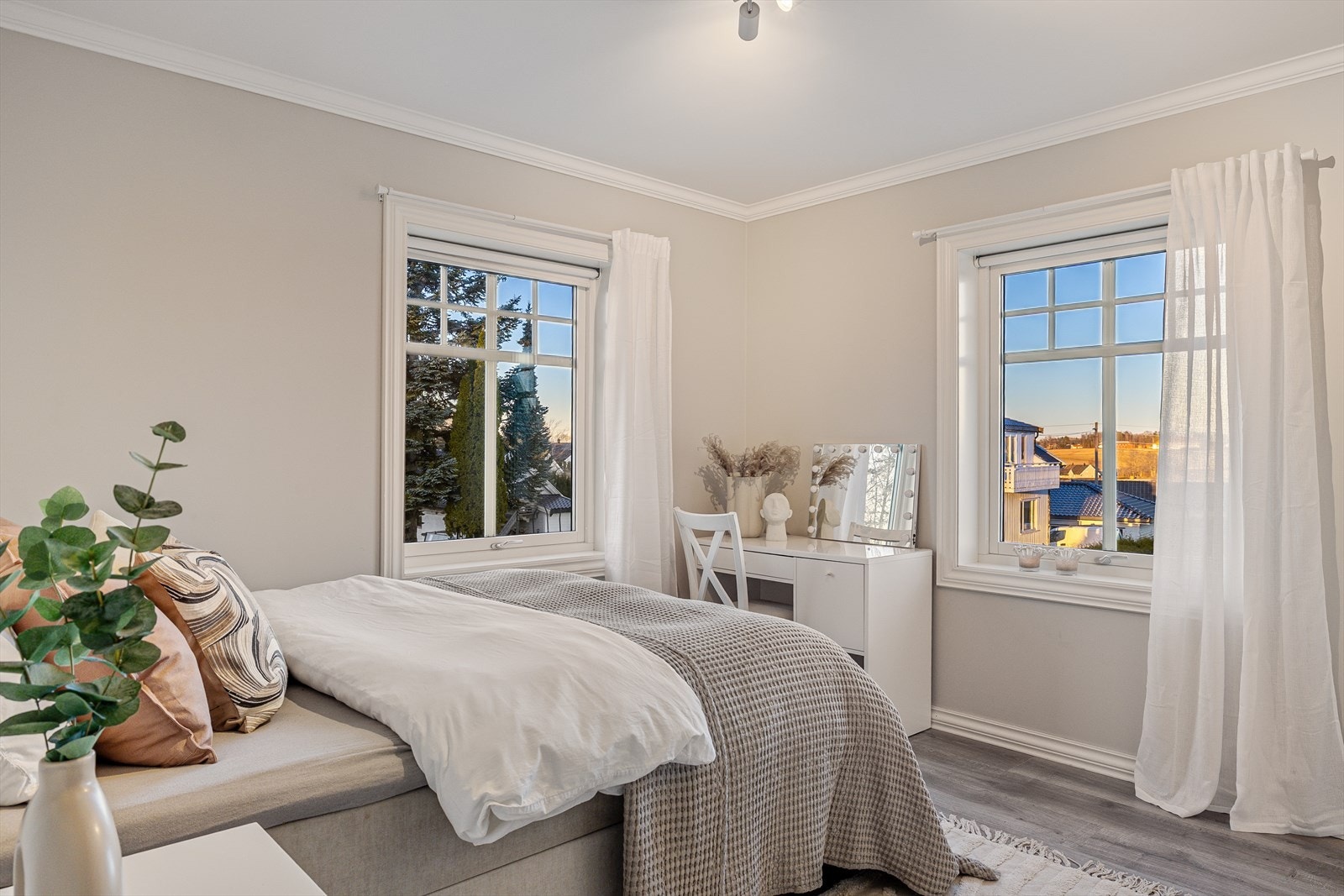 Boligen er innredet med fire nydelige soverom - alle med god plass, behagelige farger og gjennomtenkte detaljer som skaper rolige og innbydende rom for både store og små. Galleribilde