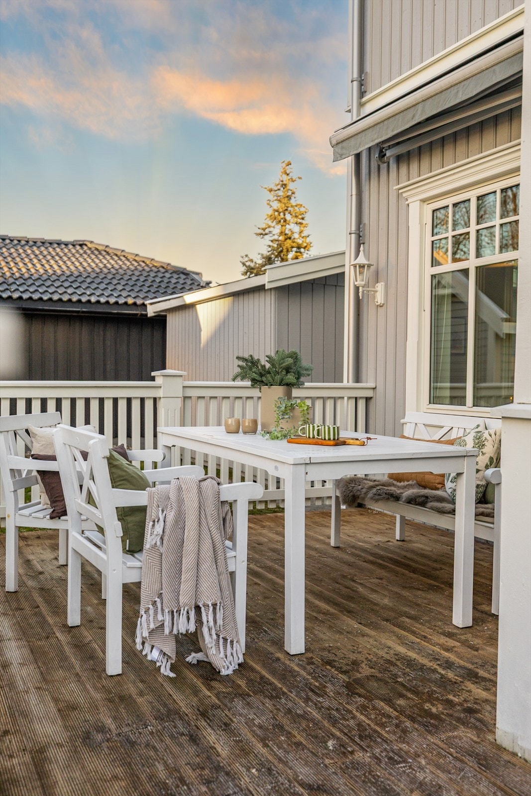 Den gode størrelsen gjør det enkelt å skape en egen spiseavdeling, omgitt av luft, lys og behagelig privatliv. Galleribilde