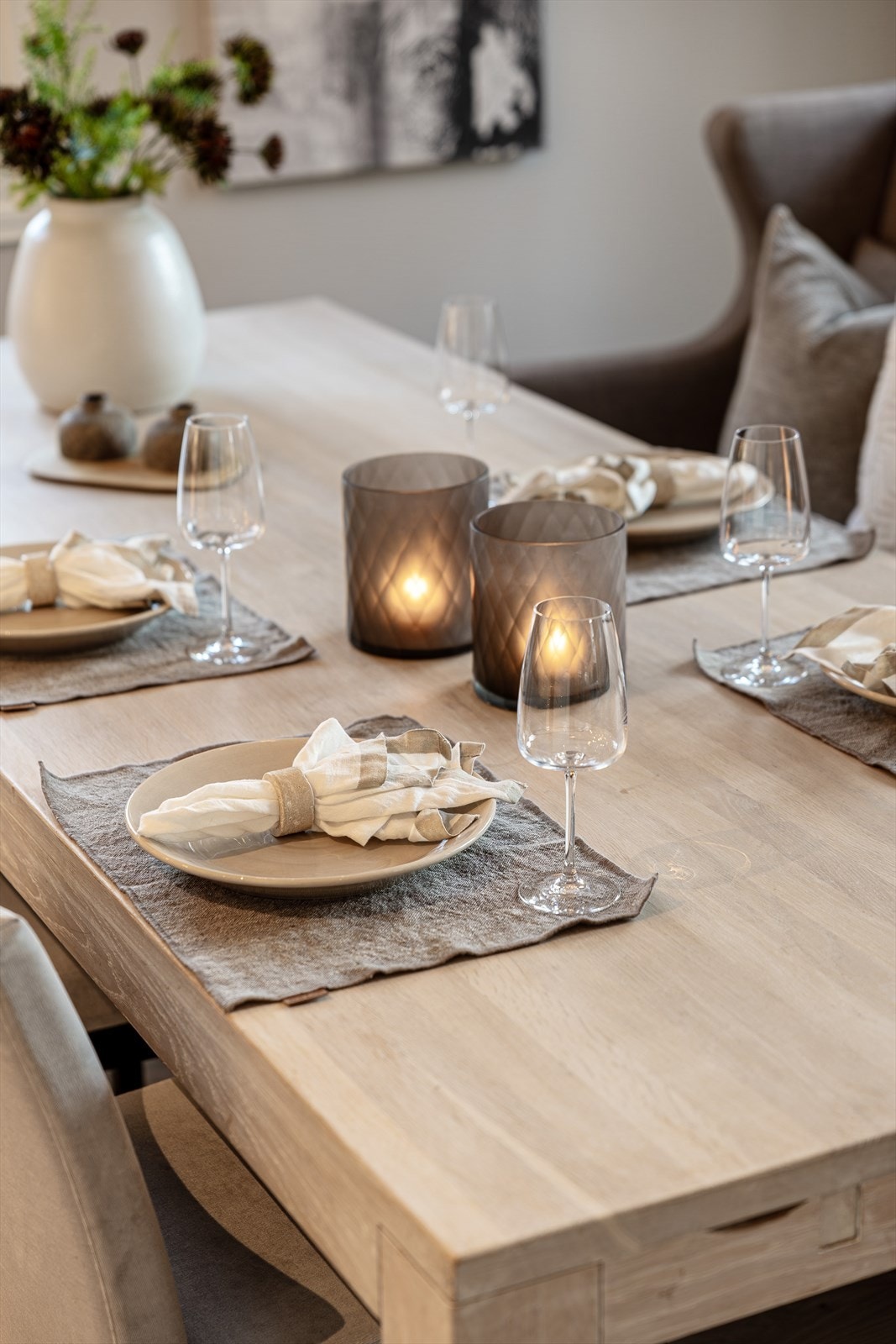 Her er det svært god plass til å dekke opp for mange, enten det er til hverdagsmiddagen eller større, hyggelige selskap. Galleribilde