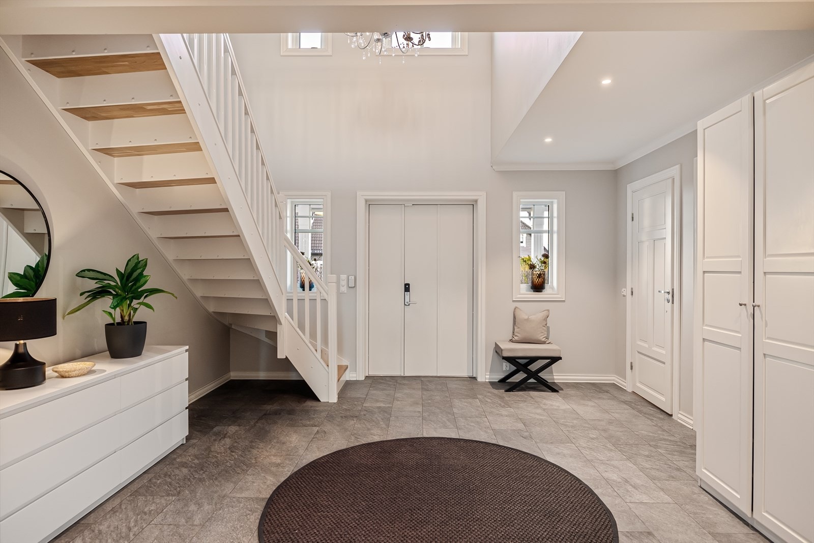 Det er svært god plass til garderobelagring, slik at både hverdag og gjester ønskes velkommen på et representativt vis. Galleribilde