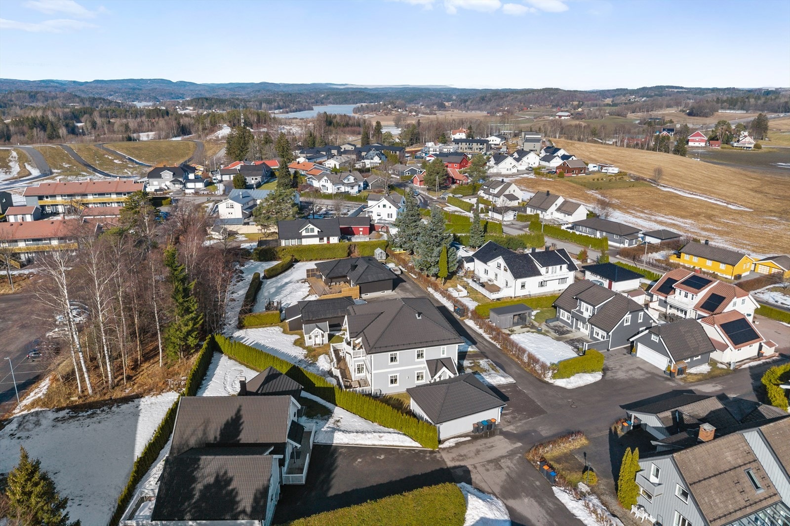 Dagligvarebutikk, idrettsanlegg og Runarhallen finner du også bare en kort spasertur fra hjemmet. Det betyr at både handling, trening og fritidsaktiviteter kan gjøres enkelt - helt uten behov for bil. Galleribilde