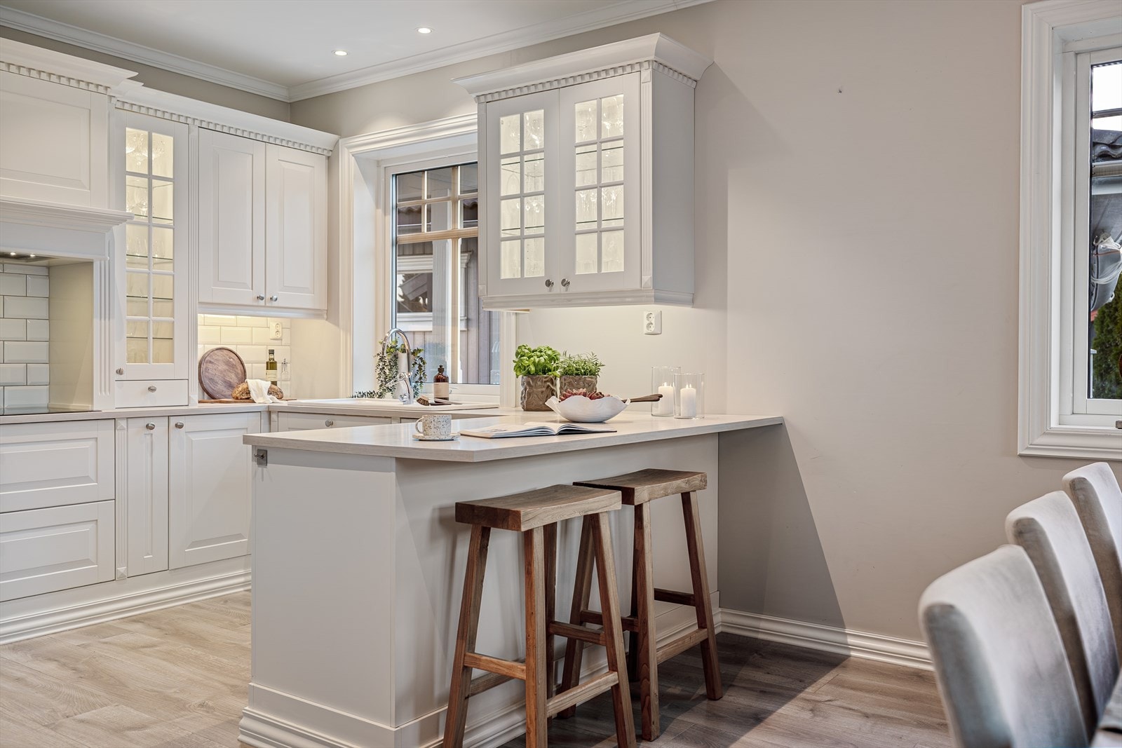 Den hyggelige kjøkkenøya med plass til barstoler skaper en sosial og praktisk samlingsplass i rommet. Her kan barna gjøre lekser, slå av en prat eller følge med - mens du tilbereder middagen. En perfekt kombinasjon av funksjon og trivsel. Galleribilde