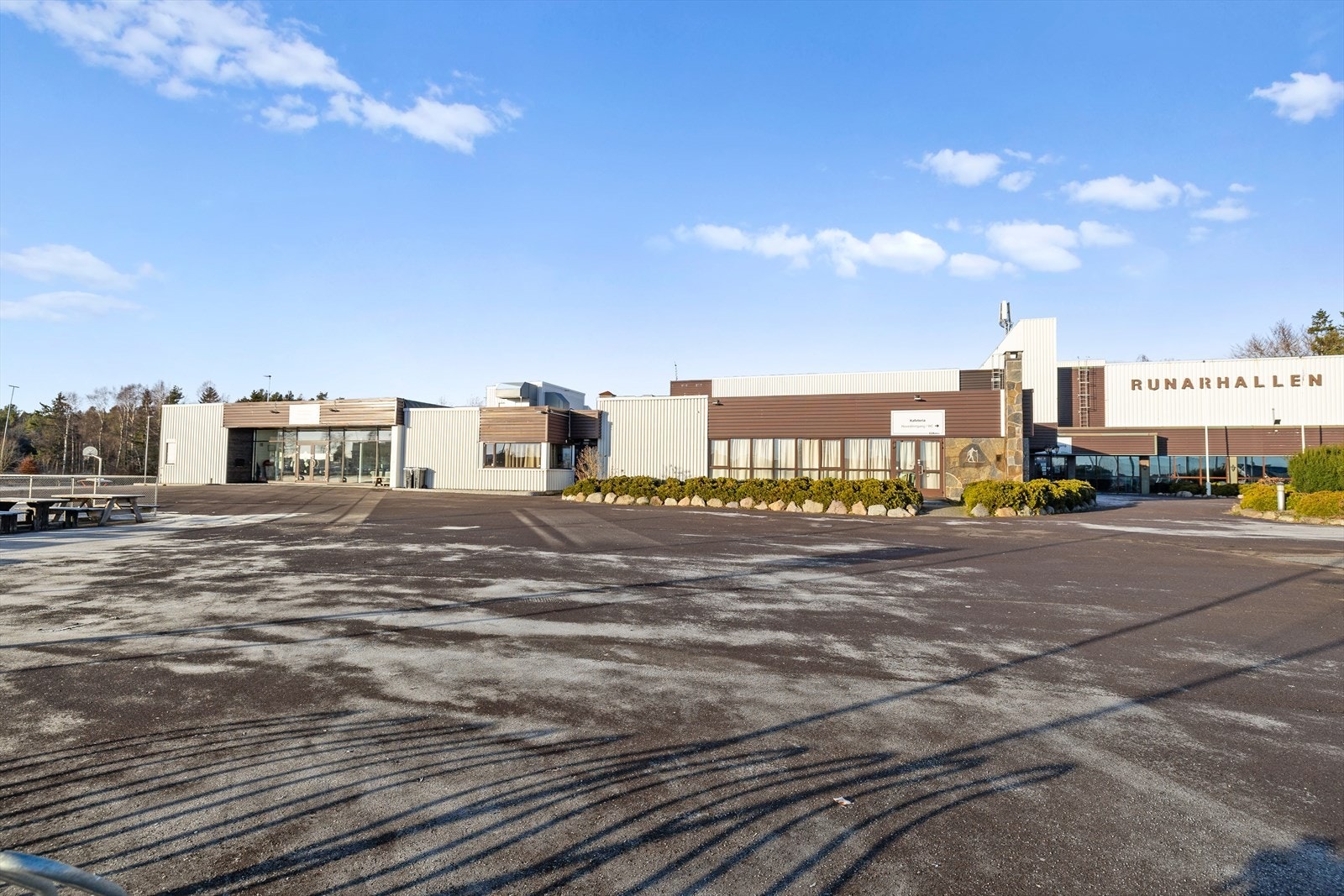 Runar-området som ligger rett ved boligen byr på et bredt spekter av aktiviteter - her finner du tilbud innen fotball, håndball, friidrett, samt messer og utstillinger i Runarhallen gjennom året. Galleribilde