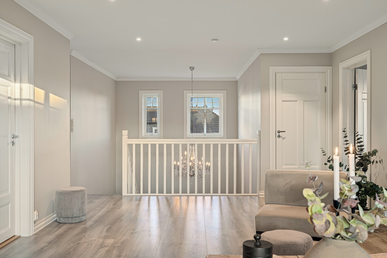 I 2. etasje møter du en stor og svært innbydende TV-stue som fungerer som et naturlig samlingspunkt for hele familien. Dette er et rom med herlig romfølelse, perfekt for både avslapning, filmkvelder og hyggelige stunder sammen. Galleribilde