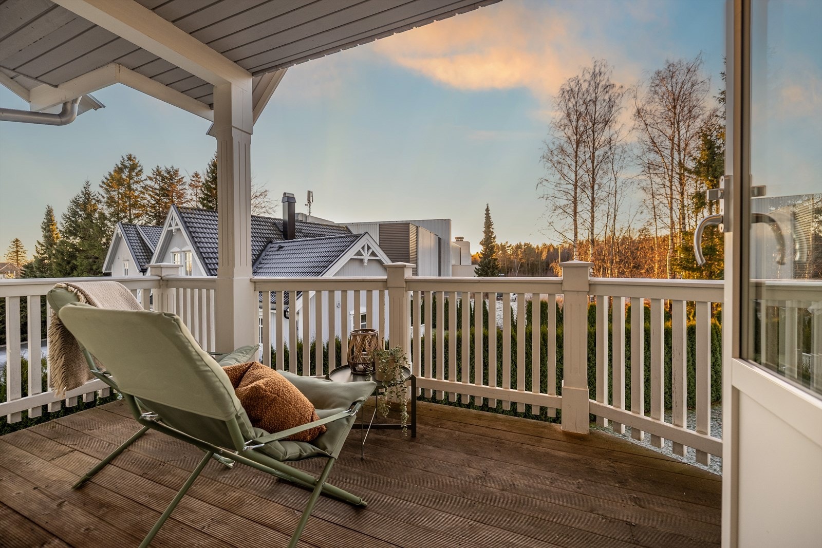 Her kan du nyte rolige morgentimer med en kopp kaffe, slappe av i sommersolen, eller invitere til hyggelige kvelder i lune og private omgivelser. Galleribilde