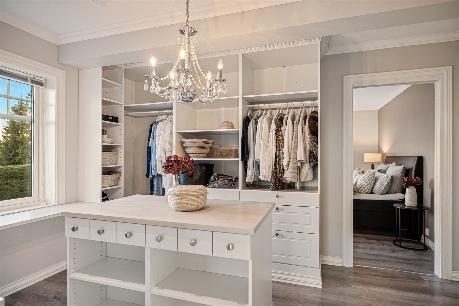 Direkte tilkomst fra hovedsoverommet til et stort walk-in closet gjør helheten komplett og gir følelsen av hotellstandard i hverdagen. Galleribilde