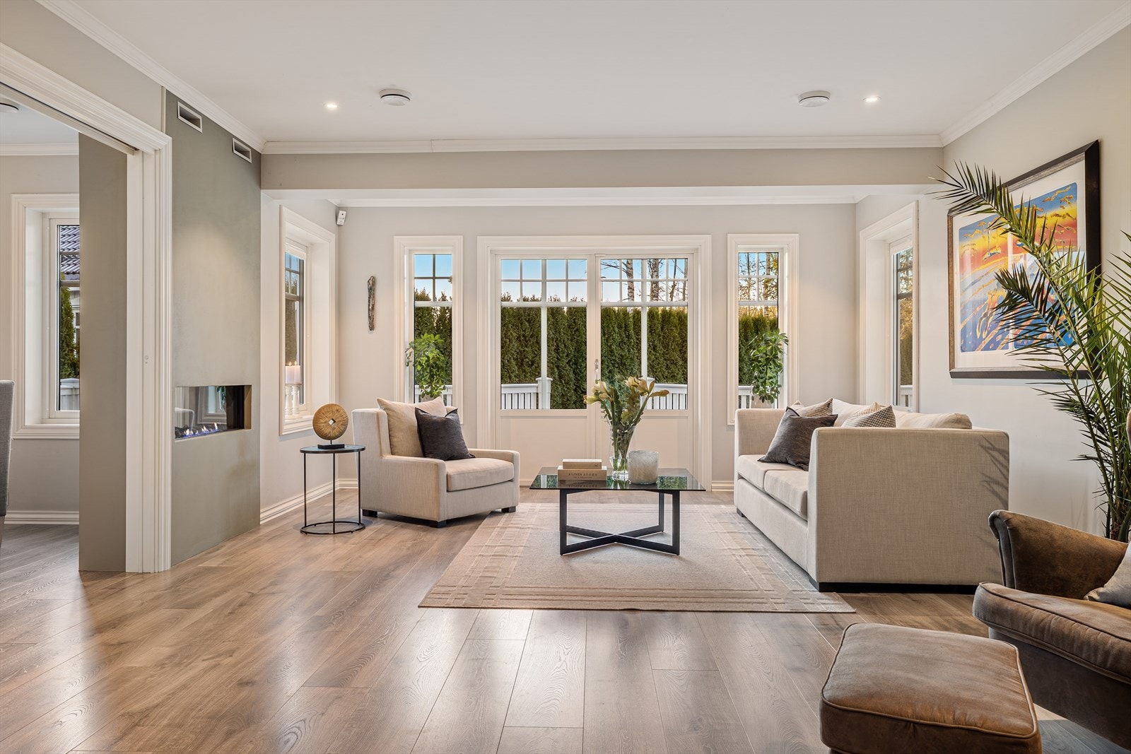 Stuen byr på gjennomført eleganse med pene laminatgulv og slette, malte vegger i en vakker og dus fargetone. Galleribilde