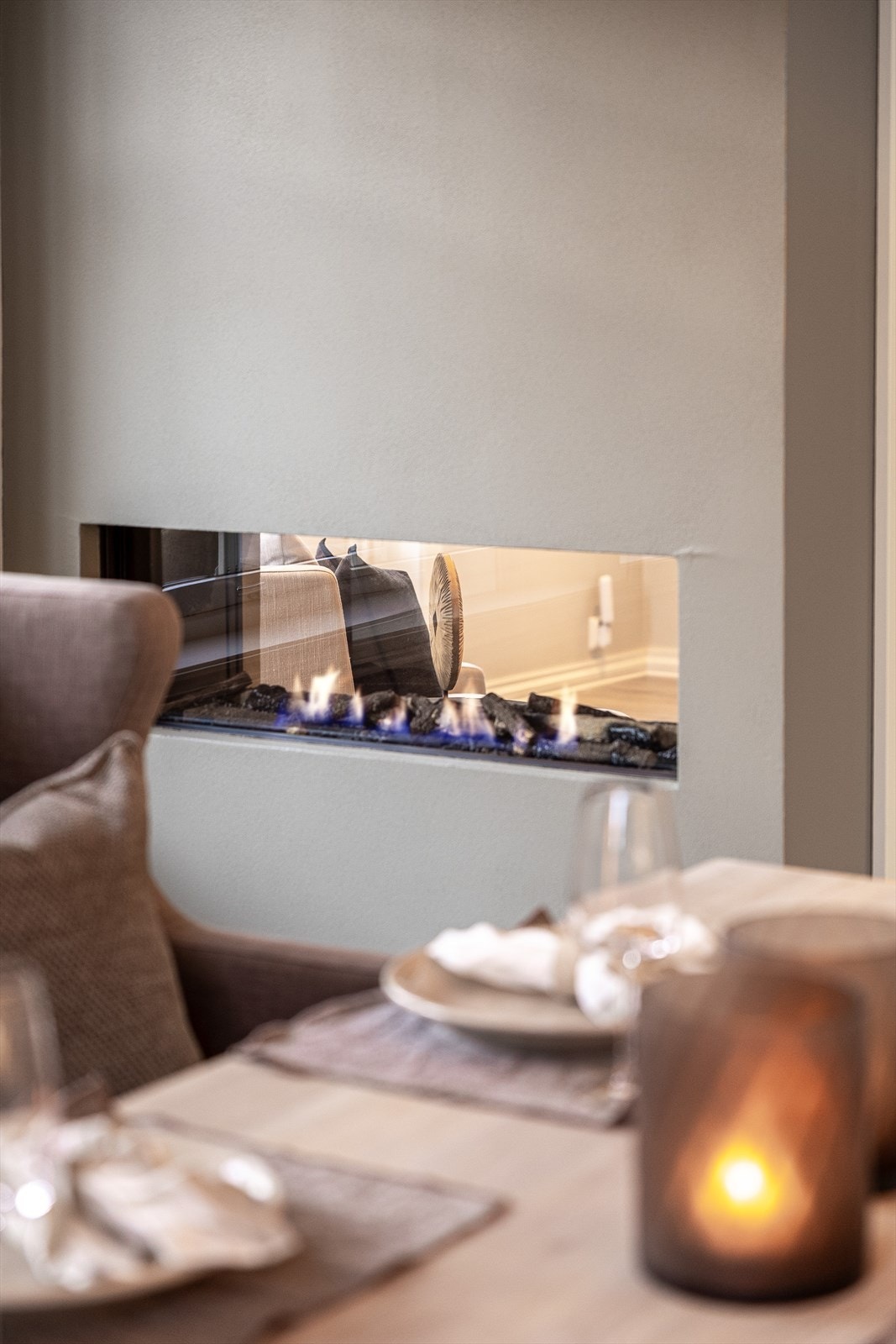 Fra spiseplassen kan du sitte og nyte den stemningsfulle gasspeisen som gir både varme og et elegant blikkfang til rommet. Galleribilde
